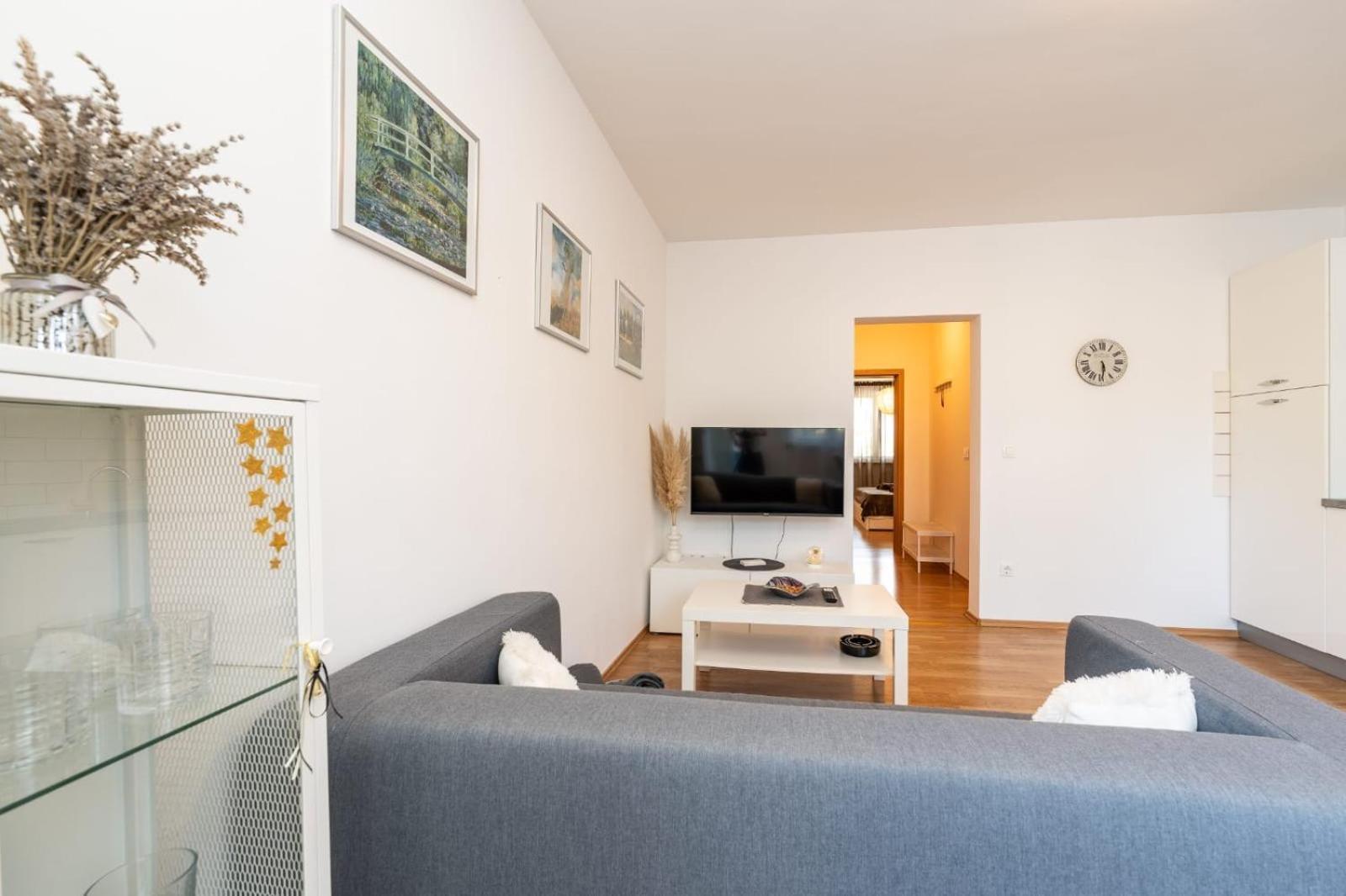 Donata Apartment *